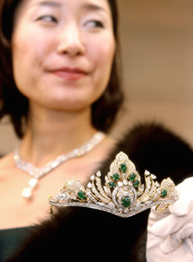 Pusės milijono JAV dolerių vertės deimantais ir smaragdais puošta tiara