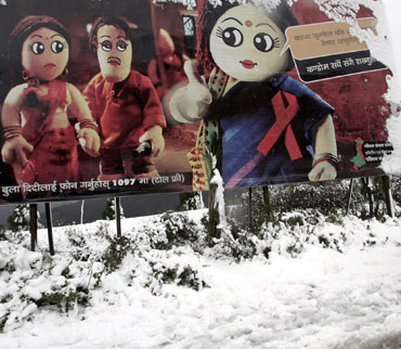 Sniegu padengta socialinė indų reklama
