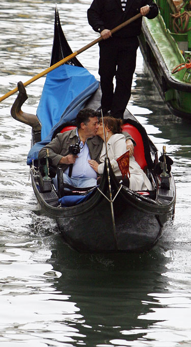 Pora bučiuojasi plaukiodama gondola.