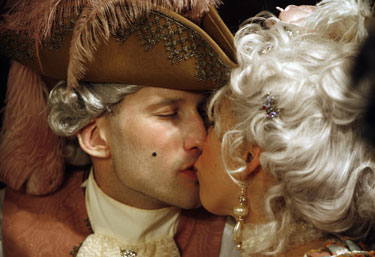 Pora, dėvinti istorinius drabužius, bučiuojasi Venecijoje vykstančio karnavalo metu.