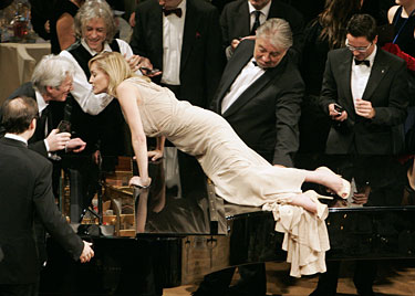 Aktorė Sharon Stone bučiuoja aktorių Richardą Gere'ą.