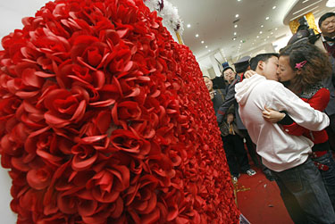 Pora bučiuojasi Šv. Valentino dieną vykusiose bučiavimosi varžybose