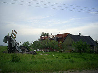Vėjas Garliavoje nuplėšė namo stogą