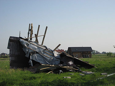 Audra Garliavoje nuplėšė namo stogą