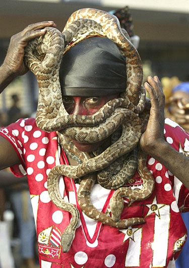 Žmogus su gyvatėmis ant galvos