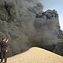 Vyras mobiliuoju telefonu fiksuoja gaisrą netoli Bagdado