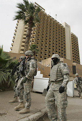 Amerikiečių kariai prie vieno iš Bagdado viešbučių po raketų atakos