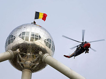 Belgijos vėliava ant rekonstruoto monumento atomui Briuselyje