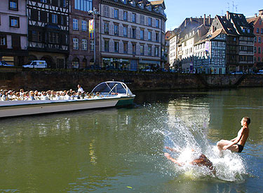 Turistų akivaizdoje vaikinai šokinėja į upę