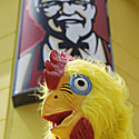 Protestuotojas prieš greito maisto restoraną KFC