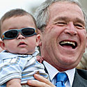 George'as W. Bushas laiko berniuką