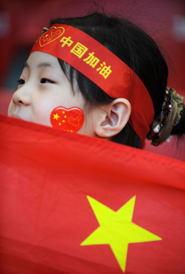 Mergaitė su Kinijos vėliava