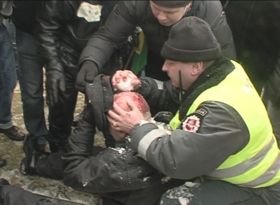 Riaušėse prie Seimo 151 chuliganas sulaikytas, 34 mitingo dalyviai sužeisti