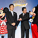 Vienas iš “Intel” vadovų Kazumasa Yoshida (kairėje) ir “Walt Disney” kompanijos  Japonijoje vadovas Koji Hoshino per spaudos konferenciją linksmai leidžia laiką su Mikimauzu ir Mine
