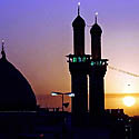 Saulė kyla virš Imamo Ali šventyklos šventajame Irako Karbalos mieste.