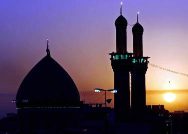 Saulė kyla virš Imamo Ali šventyklos šventajame Irako Karbalos mieste.