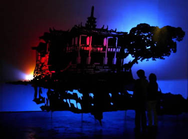 San Paulo tarptautinėje bienalėje lankytojai stebi graiko menininko Harriso Kondosphyriso instaliaciją 
