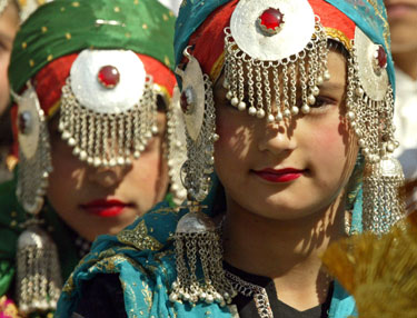 Indijos Kašmyro regiono mergaitės musulmonės, pasipuošusios tradiciniais tautiniais rūbais.