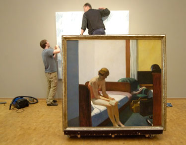 Darbininkai Vokietijos muziejuje ruošiasi kabinti amerikiečių dailininko Edwardo Hopperio paveikslą “Viešbučio kambarys”
