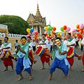 Kambodžos gyventojai sostinėje Pnompenyje šokiais pasitinka naujai išrinktą karalių