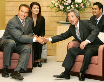 Arnoldas Schwarzenegeris ir Junichiro Koizumi