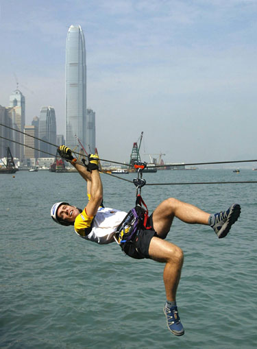 Prie lyno prisirišęs vyras Honkongo uoste reklamuoja ekstremalias  sporto šakas.