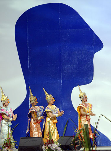 Tailandietės šoka klasikinį šokį Bankoke vykstančio trečiojo Pasaulinio Aplinkos apsaugos kongreso atidaryme.