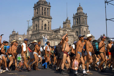 Protestuoja pusnuogiai Meksikos ūkininkai.