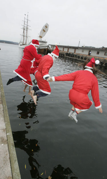 Norvegijos Kalėdų Seneliai protestuoja prieš dar lapkričio viduryje prasidedančias reklamines kampanijas Osle.