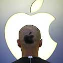 “Apple” darbuotojas su obuolio tatuiruote ant galvos