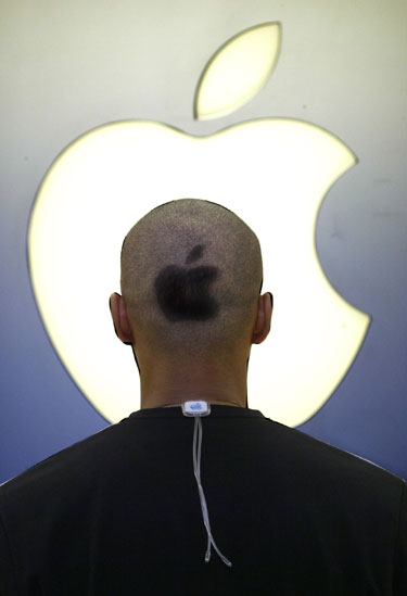 “Apple” darbuotojas su obuolio tatuiruote ant galvos