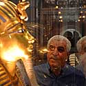 Egipto muziejaus Kaire lankytojas žiūri į auksinę faraono Tutanchemono kaukę.