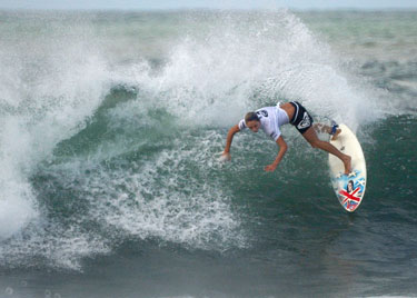Australietė Samantha Cornish čiuožia ant bangos