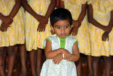 Maža mergaitė cunamio nuniokotoje  Indijoje liko našlaite