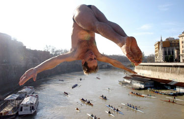 Pirmąją 2005 metų dieną Romoje nuo tilto į Tibro upę šoka 41 metų nardytojas Mauro Fois.