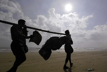 Indų žvejai po cunamio gabena savo daiktus. Akkrapattai žvejų kolonija, Nagapattinamas.