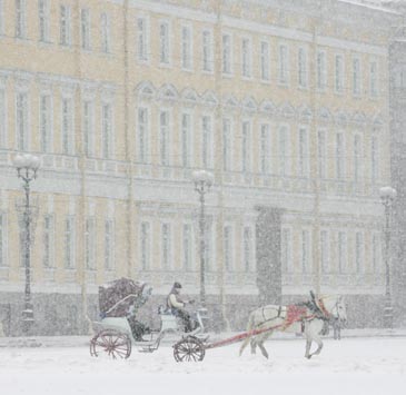 Sankt Peterburge (Rusija) mergaitė karieta veža turistus