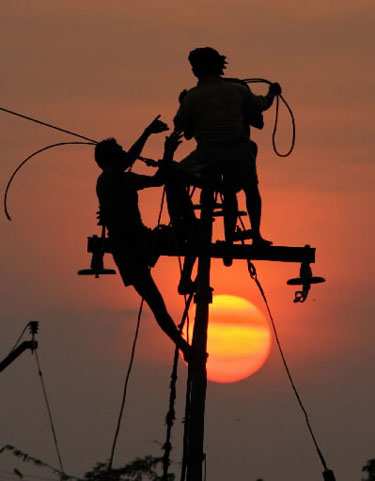 Indų darbininkai tvarko elektros kabelius