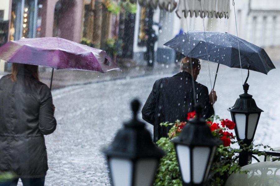 Лужица масла с кругами. Дорожка капель на воде. Потоп в литве в русне. Дождь в ясную погоду. Литва потоп.