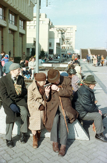 ARCHYVAS. 1990-ųjų metų kovo 11-ąją aikštėje prie Parlamento žmonės klausosi transliacijos iš sesijos posėdžio.