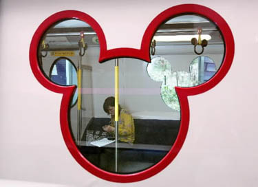 Honkongo Disnėjaus parko traukinio durų langas - Peliuko Mikio galvos formos
