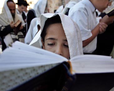Jaunasis žydas ortodoksas meldžiasi prie Vakarų sienos senojoje Jeruzalėje