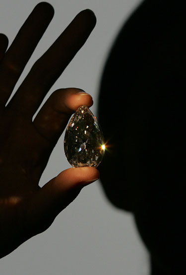 Modelis demonstruoja 120.2 karatų deimantą Honkonge.