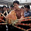 Susirinkę kinai žavisi gigantišku krabu Fuzhou restorane Fujian provincijoje.
