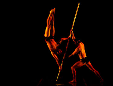 JAV šokėjų trupė “Momix” vaidina savo naujajame spektaklyje Ispanijoje.