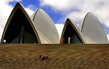 Turistai vaikštinėja ir ilsisi ant šalia Sidnėjaus operos pastato esančių laiptų