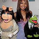 Dainininkė Ashanti Tribecos filmų festivalyje, vykstančiame Niujorke, pozuoja su lėlėmis - panele Piggy ir Kermitu