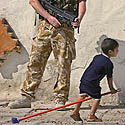 Britų kareivis patruliuoja Irako pietuose esančiame Basros mieste
