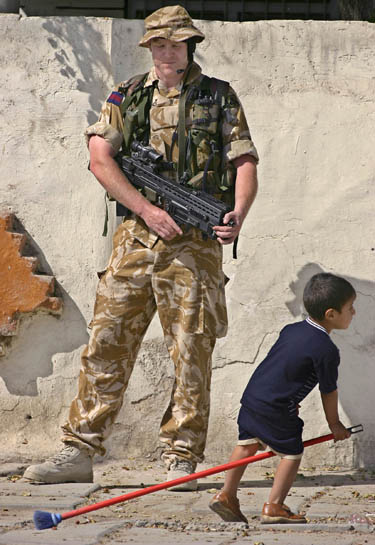 Britų kareivis patruliuoja Irako pietuose esančiame Basros mieste