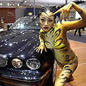 Seulo automobilių šou modeliai reklamuoja naują Jaguar modelį XJ Super V8